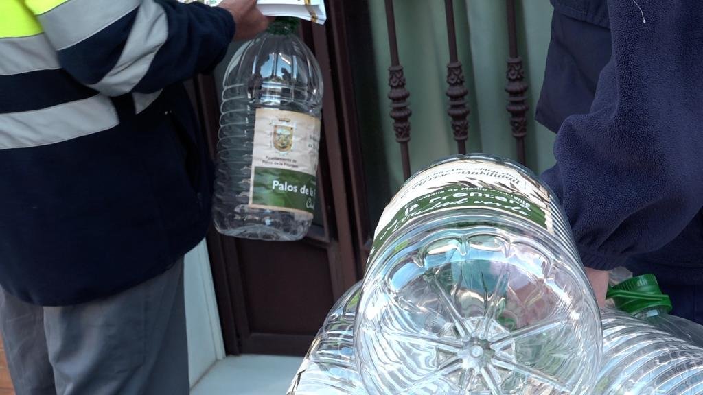 palos-de-la-frontera-cadiz-reparte-garrafas-a-sus-vecinos-para-reciclar-el-aceite-usado