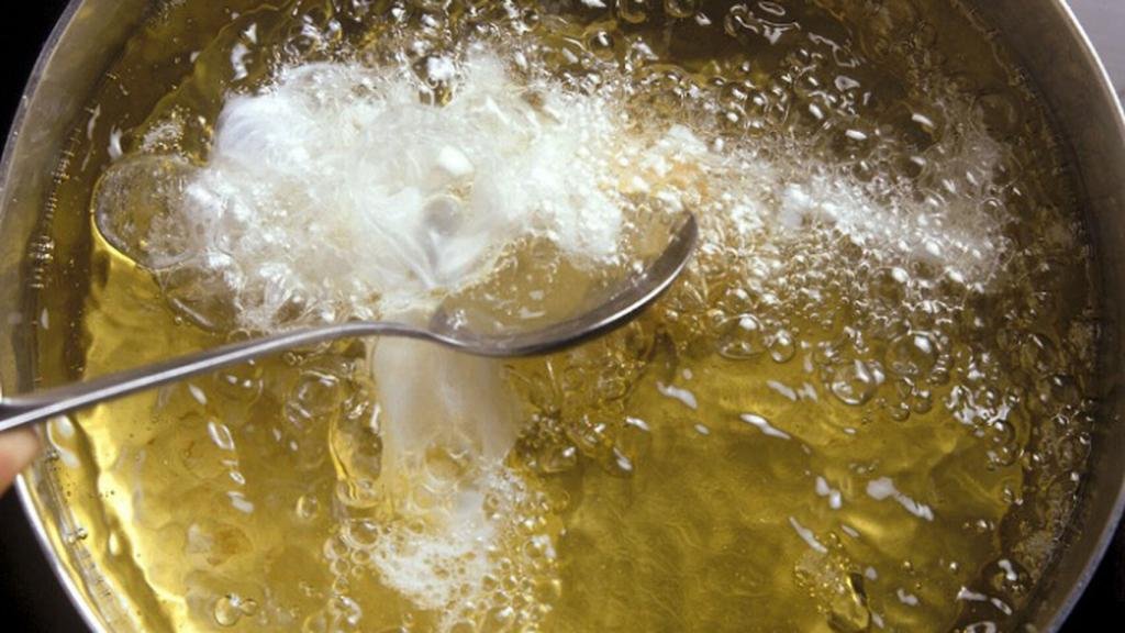 por-que-no-deberias-verter-el-aceite-usado-en-el-fregadero