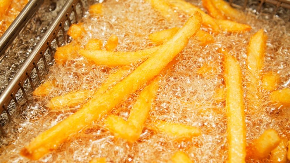 la-razon-por-la-que-nunca-deberias-tirar-el-aceite-usado-por-el-fregadero