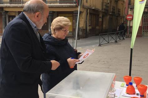 reparto-de-embudos-en-las-calles-de-calatayud-para-fomentar-el-reciclaje-de-aceite