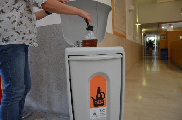 villanueva-de-la-canada-instala-contenedores-para-la-recogida-de-aceite-domestico-usado