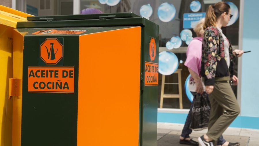 carballo-instala-una-veintena-de-colectores-para-depositar-el-aceite-de-cocina-usado