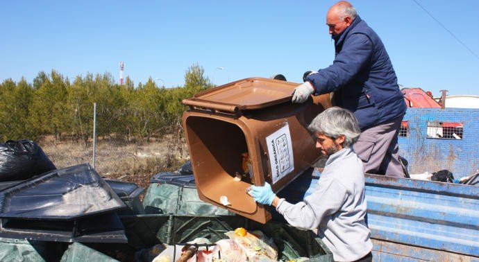 diez-mil-embudos-y-161-contenedores-para-impulsar-la-recogida-del-aceite-usado