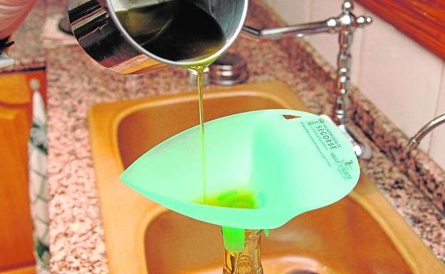 valencia-vierte-mas-de-tres-millones-de-litros-de-aceite-usado-al-alcantarillado-al-ano