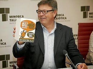 campana-de-reciclaje-de-aceite-en-las-gasolineras-de-menorca