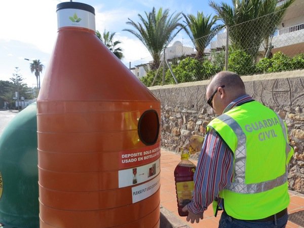 sustraen-mas-de-de-40000-litros-de-aceite-para-reciclar-en-almeria