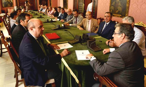 el-alcalde-de-sevilla-promete-suavizar-la-ordenanza-contra-los-aceites-usados