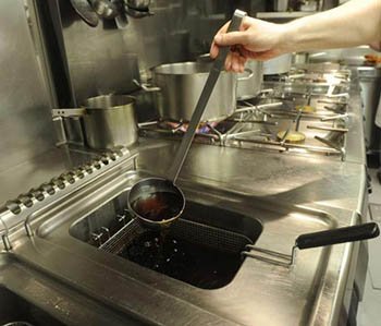 empresas-pirata-pagan-a-hosteleros-en-negro-por-el-aceite-usado-y-lo-venden-fuera-de-galicia